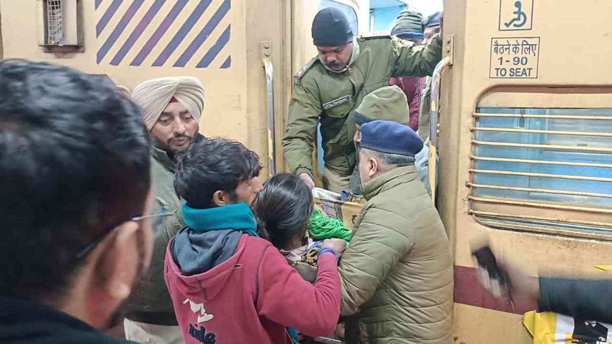 Pregnant woman gave birth to a child in a moving train Haridwar Railway Station police helped Uttarakhand News