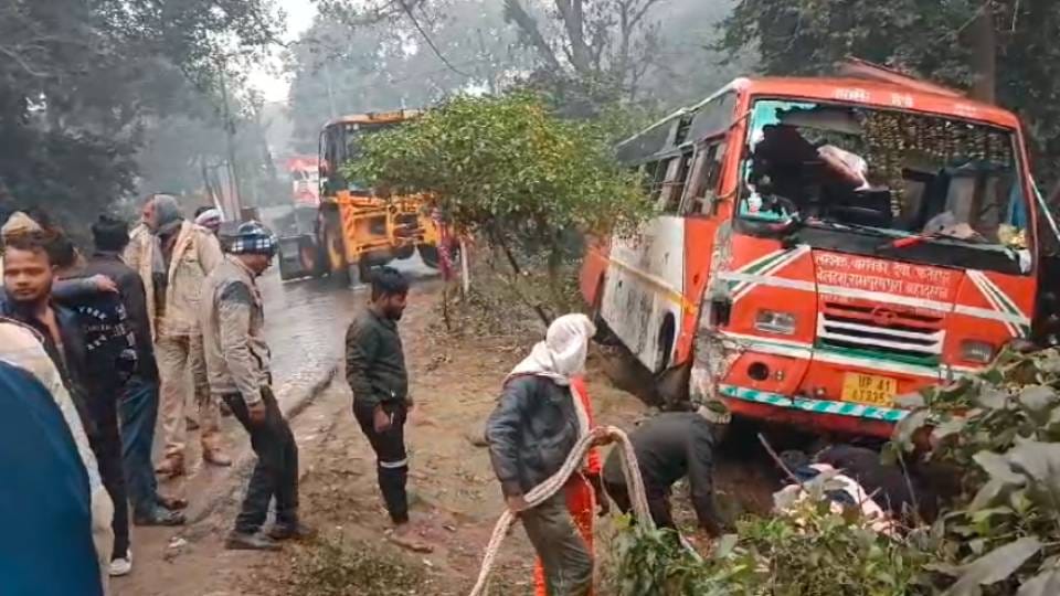 high speed roadways bus carrying 26 passengers overturned in Barabanki five passengers injured