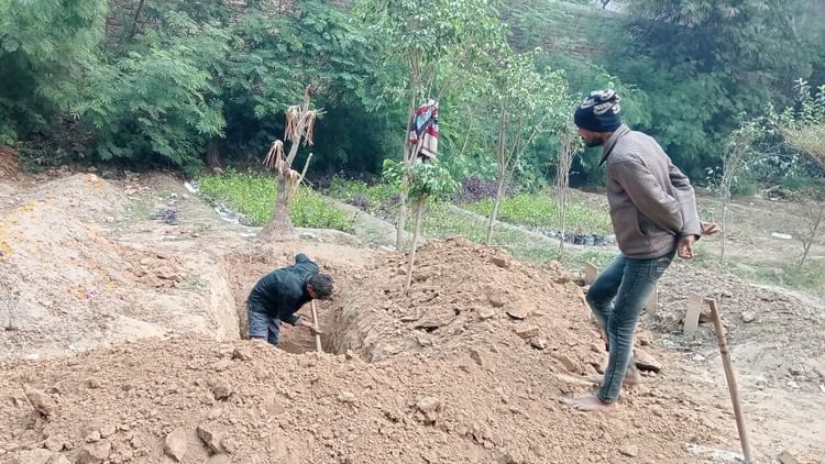 क्रिसमस से एक दिन पहले हिसार चर्च में हंगामा: शव दफनाने को लेकर हुआ विवाद, मौके पर बुलानी पड़ी पुलिस