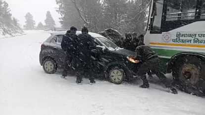 Himachal Snowfall 70 routes of HRTC affected problems due to slippery roads 8 buses stuck