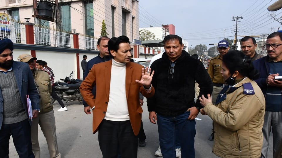 Commissioner Deepak Rawat furious after seeing illegal taxi stands at various places in haldwani