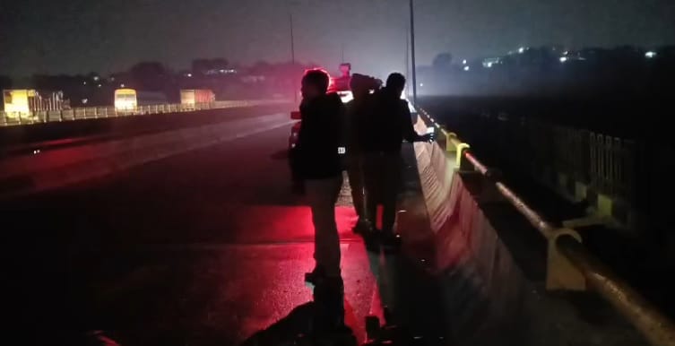Kanpur Accident An unknown vehicle hit a bike two youths died a painful death bodies were sent for post-mortem
