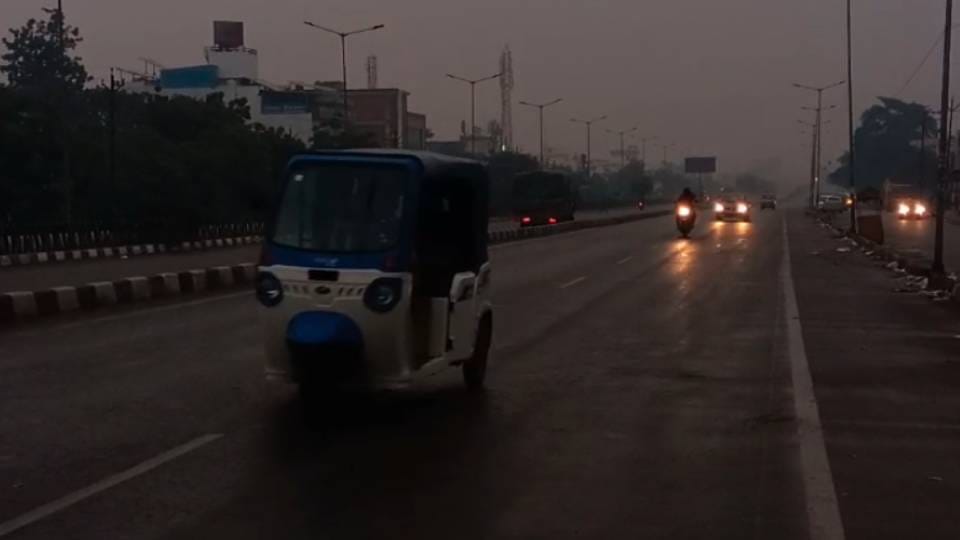 Amid fluctuations in weather drizzle was seen in many districts of Uttar Pradesh Now cold will increase