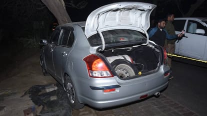 Bank robbery in Lucknow: Eight rounds of bullets were fired at the police team during the encounter, search fo