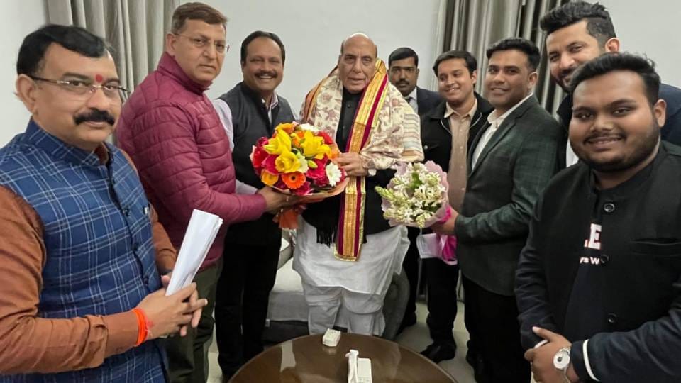 Textile traders met Rajnath Singh in Lucknow and demanded ban on trade with Bangladesh