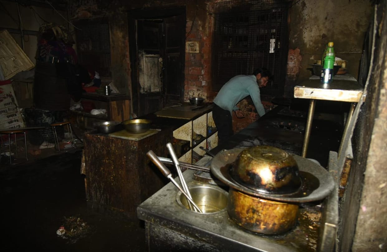 Lucknow: Fire broke out in a restaurent.