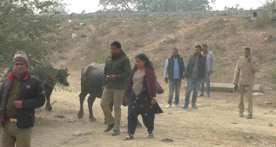 Jewelery worth 50 lakh rupees snatched from supervisor in moving train in varanasi