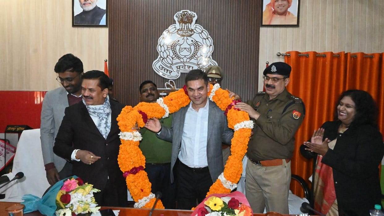 Former Police Captain Ajay Pal Sharma was given a grand farewell his vehicle was decorated with flowers