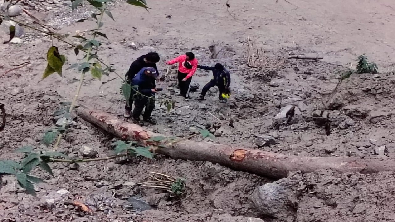 Uttarakhand Police rescues two youths trapped in Alaknanda river near Vishnuprayag