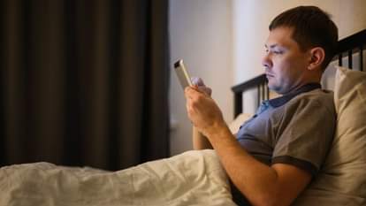 जानें सुबह उठकर फोन चलाने के नुकसान