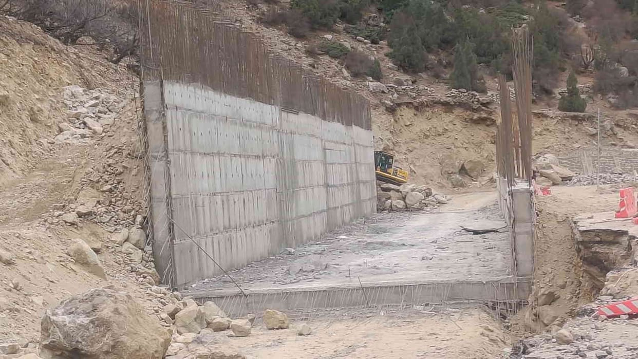 Snow gallery is being built to prevent avalanches on Malari Highway Chamoli Uttarakhand News in hindi