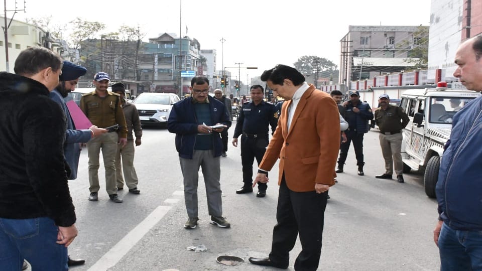 Commissioner Deepak Rawat furious after seeing illegal taxi stands at various places in haldwani