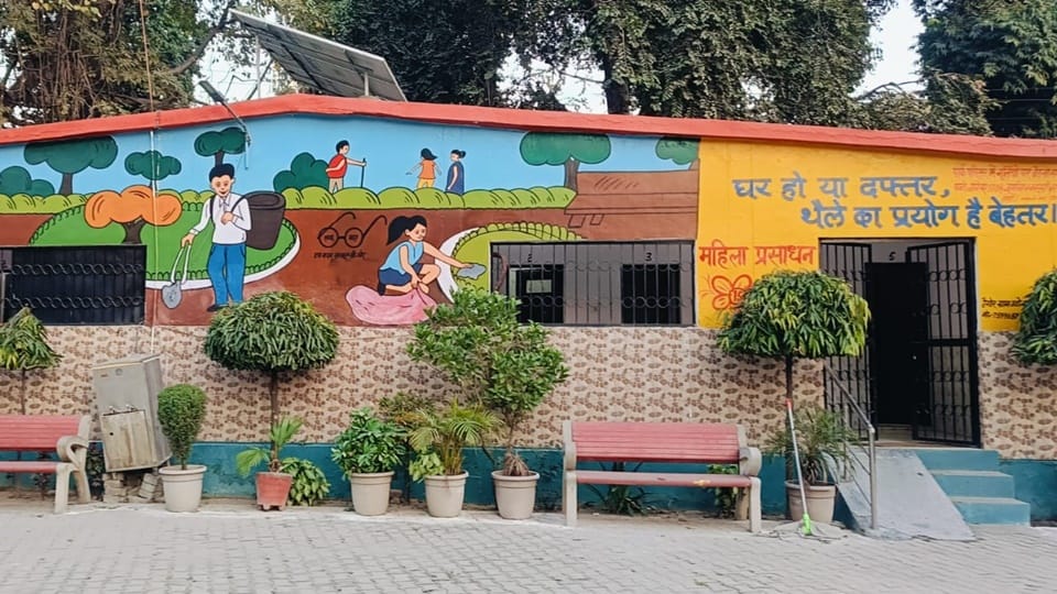 Moradabad: Women will get sanitary pads in public toilets, machines are being installed in Budh Bazaar
