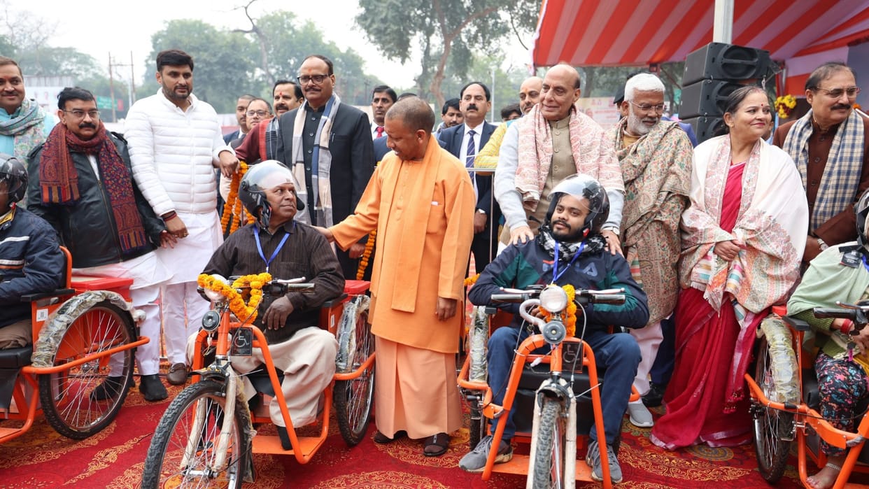 CM Yogi Adityanath inaugrates the Atal Swasthya Mela.