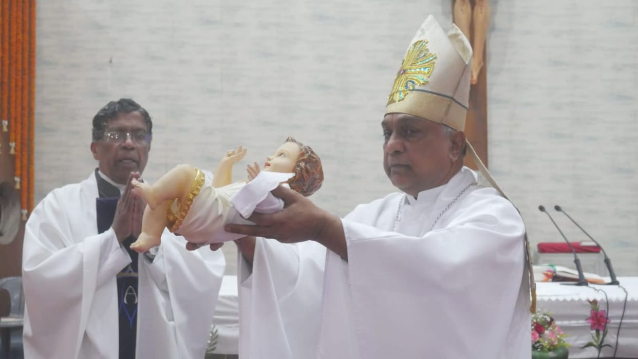 Jesus born in a manger 70 kg cake cut in Mahaghirja moment of excitement