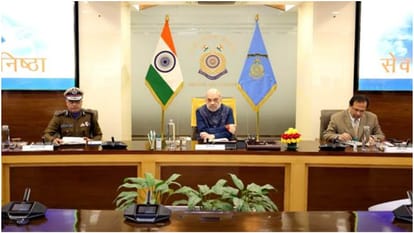 सीआरपीएफ मुख्यालय में अमित शाह।