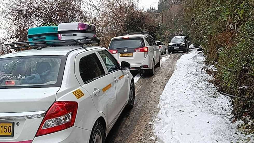 Snowfall in Auli A day before Christmas heavy snowfall tourists flocked to Auli Uttarakhand Watch Photos