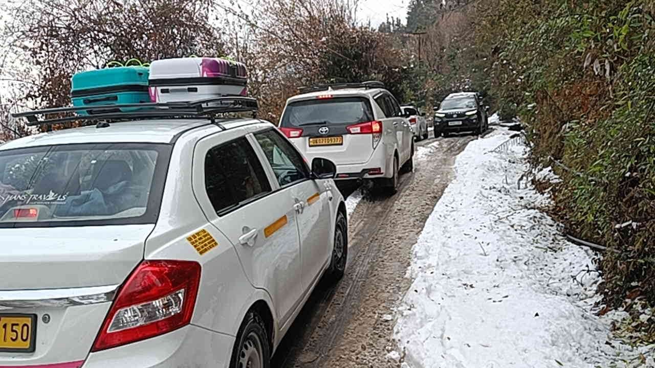 Snowfall in Auli A day before Christmas heavy snowfall tourists flocked to Auli Uttarakhand Watch Photos