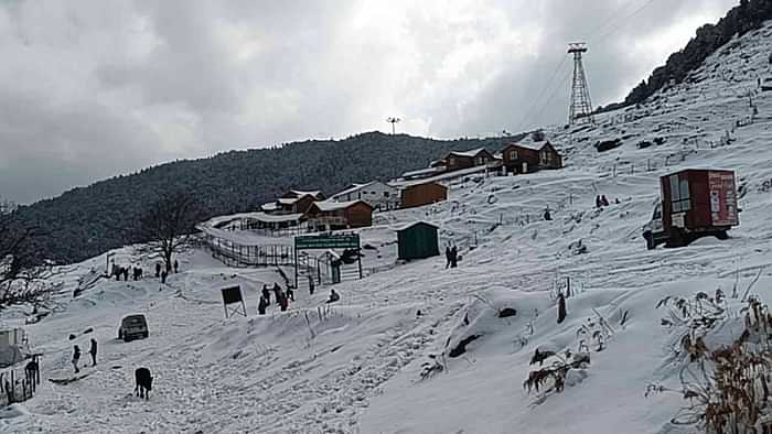 Snowfall: क्रिसमस बना यादगार...एक दिन पहले ही औली में जमकर बर्फबारी, उमड़ पड़े पर्यटक, देखें ये खूबसूरत नजारा Snowfall in Auli A day before Christmas heavy snowfall tourists flocked to Auli Uttarakhand Watch Photos