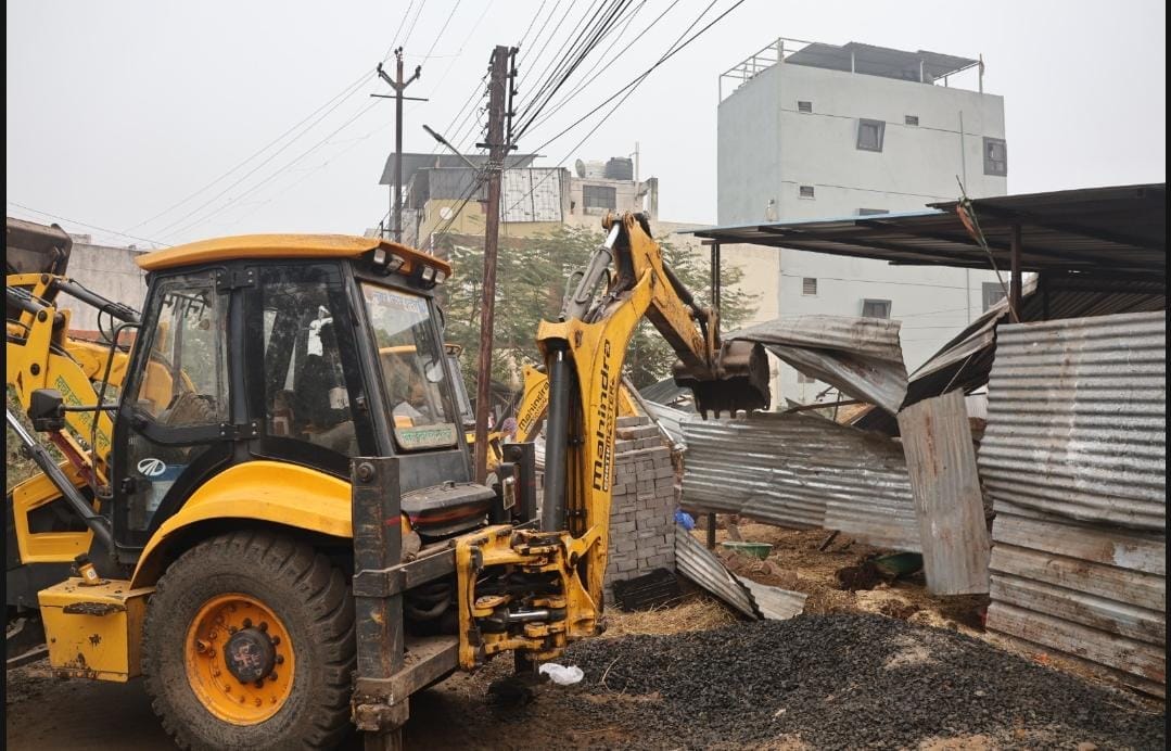 Indore: Action again against illegal fences in Indore, two fences demolished