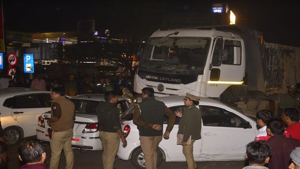 truck wreaked havoc on service road of highway, crushed seven vehicles one after other people were terrified