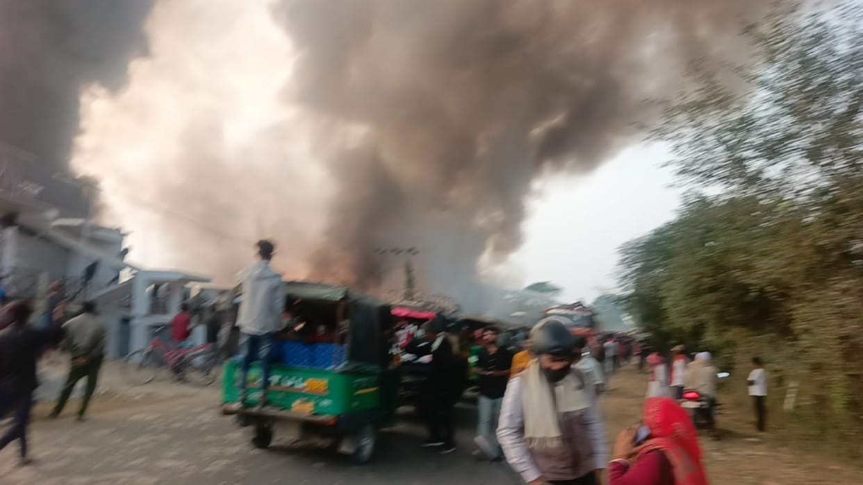 Bihar News: Huge fire breaks out in Madhubani's junk warehouse, property worth about 50 lakhs burnt
