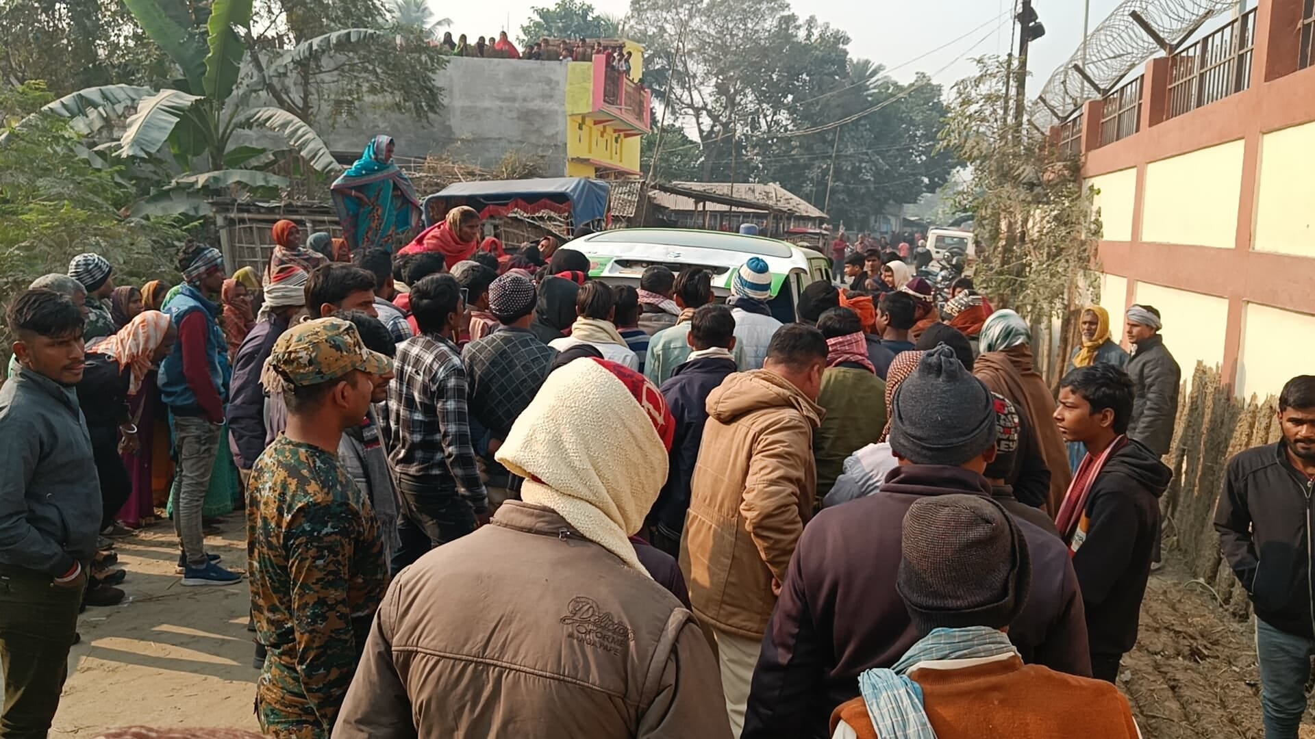घटना के बाद लगी भीड़।
