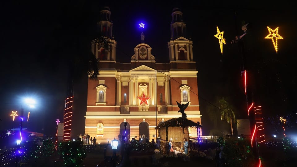 Capital immersed in Christmas celebrations, churches bathed in lights