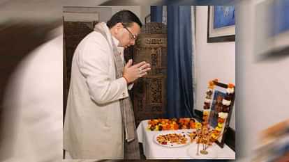 CM Dhami paid tributes to the portrait of former PM Atal Bihari Vajpayee at Uttarakhand Niwas Delhi