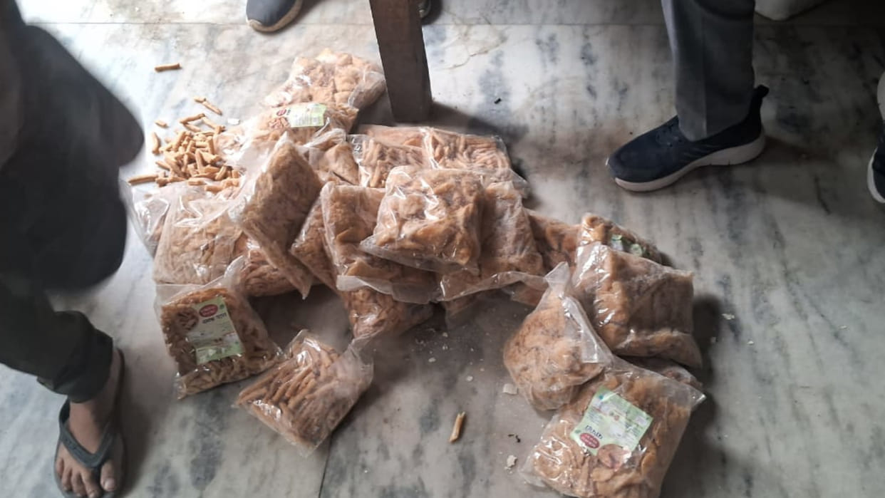 In Gorakhpur, Rustmpur was making crisps by mixing expired mathri in old samosas.