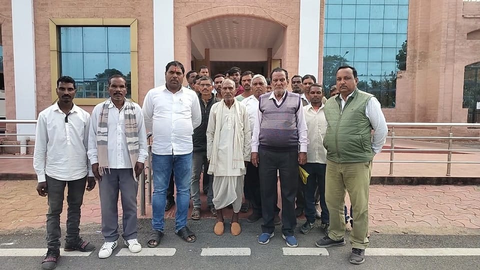 Villagers submitted a memorandum to the collector demanding to stop Ambikapur Garhwa railway line in Balrampur