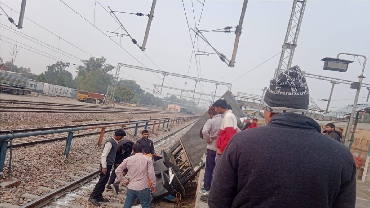 Loader e-rickshaw fell on the track from railway platform number three in Bhiwani