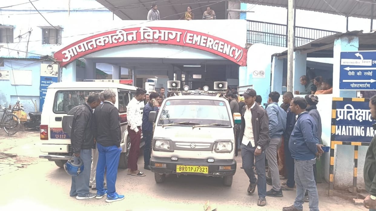 Hajipur News: Miscreants hit personal clerk of revenue employee, then fired bullets at him; condition critical
