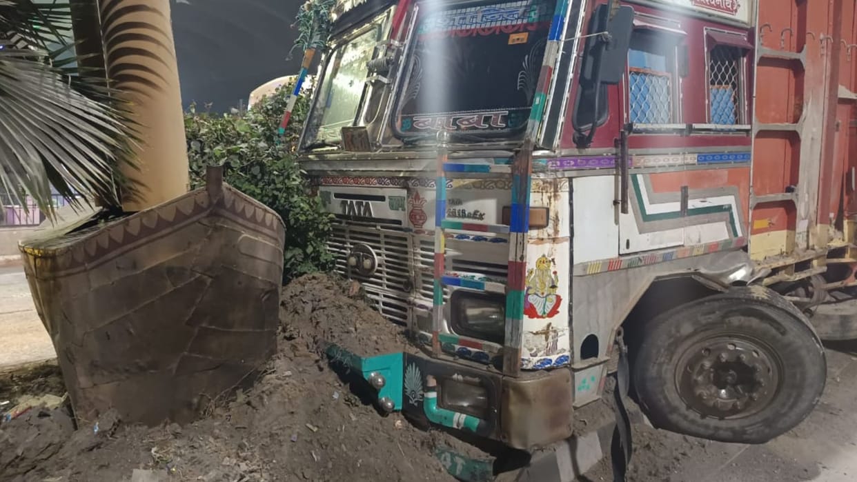 bus devotees truck collided in Varanasi people ran hearing screams darkness road reason of accident