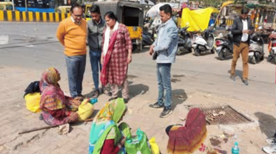 Indore News Demonstration by beggars at the Collector's office