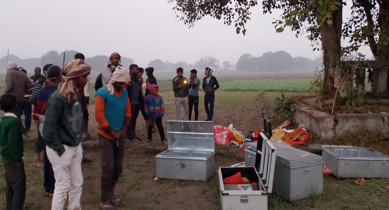 Lakhs of rupees including cash and jewellery stolen from a farmers house villagers caught one others absconded