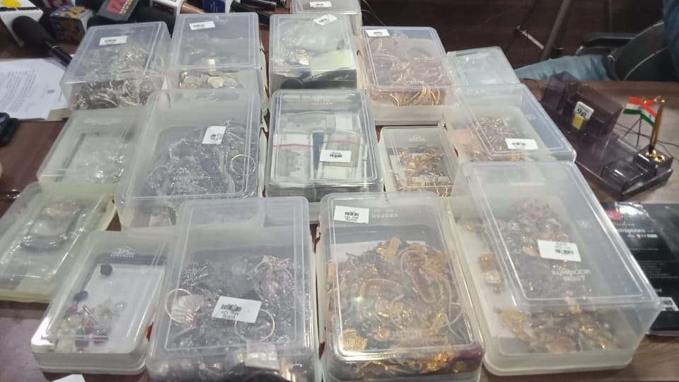 Lucknow Overseas Bank robbery case Five special SIMs were used in the crime