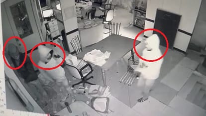 बैंक में चोरी करते चोर