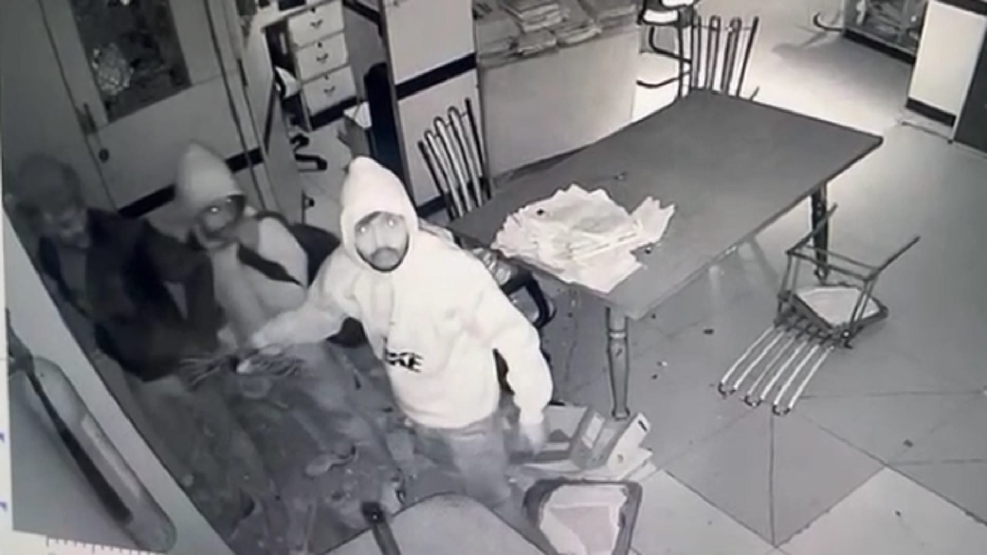 Lucknow Overseas Bank robbery case 22 second Footage surfaced in case of theft of crores from Bank see photos