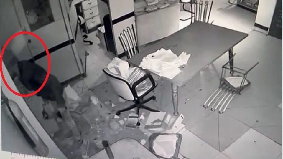 Lucknow Overseas Bank robbery case 22 second Footage surfaced in case of theft of crores from Bank see photos