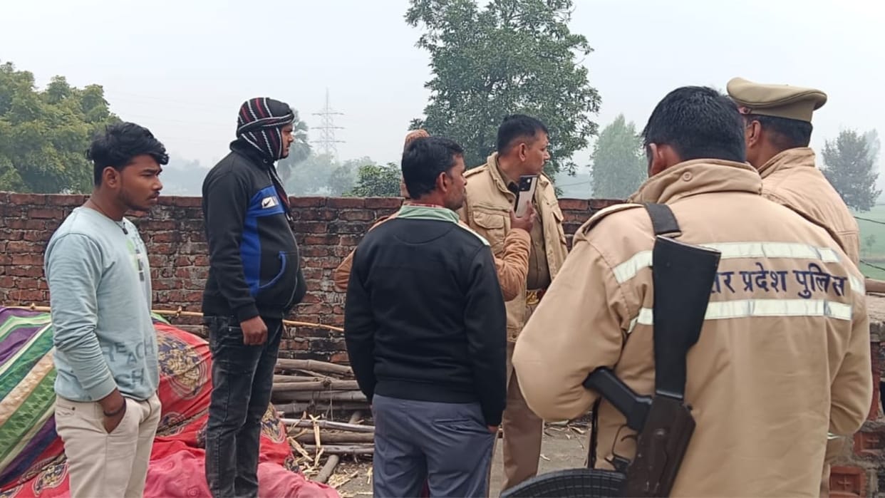 UP news Thieves ransacked house targeted four houses in mau stole goods worth lakhs rupees