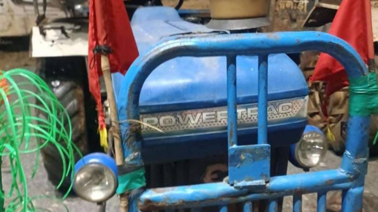 Shahdol Police hid in forest and waited for tractor full of sand surrounded and caught it driver absconded