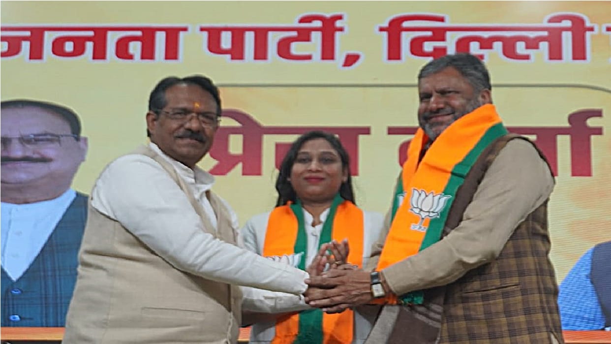 AAP councilor Priyanka Gautam joins BJP with supporters