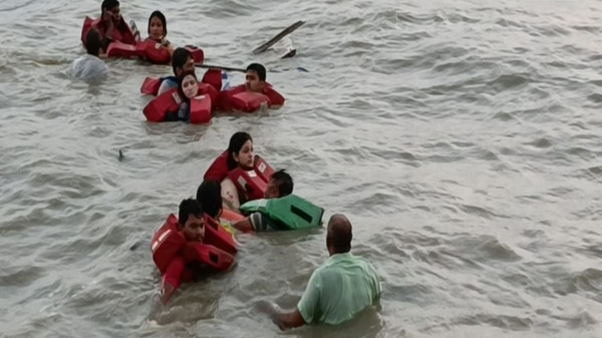 One Dead, 20 Rescued After Tourist Boat Capsizes Off Calangute Beach In Goa - Amar Ujala Hindi News Live - Boat Capsizes:गोवा में कैलंगुट बीच के पास पर्यटकों से भरी नाव पलटी;