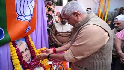 Jodhpur News : अटलजी की 100वीं जयंती पर शेखावत ने श्रद्धांजलि अर्पित की, बोले- उनके मूल्य आज भी जीवित हैं Jodhpur News: Shekhawat paid tribute to Atal ji on his birth anniversary, said– his values are still alive