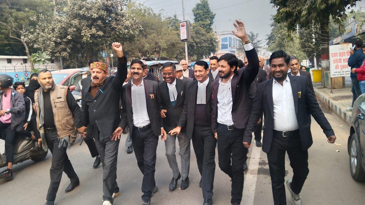 Demand for setting up a bench in Agra intensified advocates rushed to MG Road