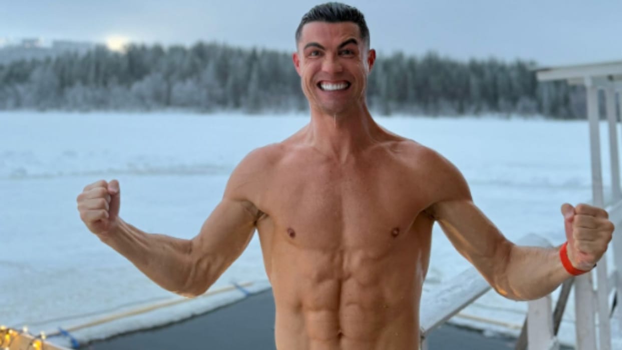 Cristiano Ronaldo celebrated Christmas in a unique way jumped into icy water video