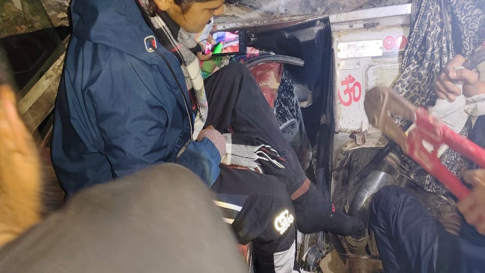 Girl trapped in school bus accident on Dehradun road in Rishikesh