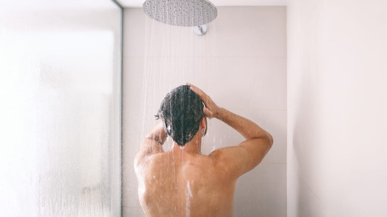 Common Showering bathing mistakes to avoid that can harm skin nahate samay na kare ye galtiyan