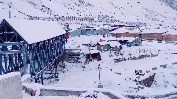 Snowfall In badrinath Kedarnath Three feet fresh snow accumulated in Badrinath Dham Uttarakhand News in hindi